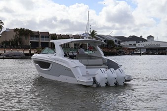 Cruisers Yachts 38 GLS Outboard 2 2026 Cruisers Yachts 38 GLS Outboard 3