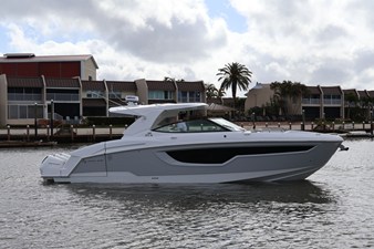 Cruisers Yachts 38 GLS Outboard 8 2026 Cruisers Yachts 38 GLS Outboard 9