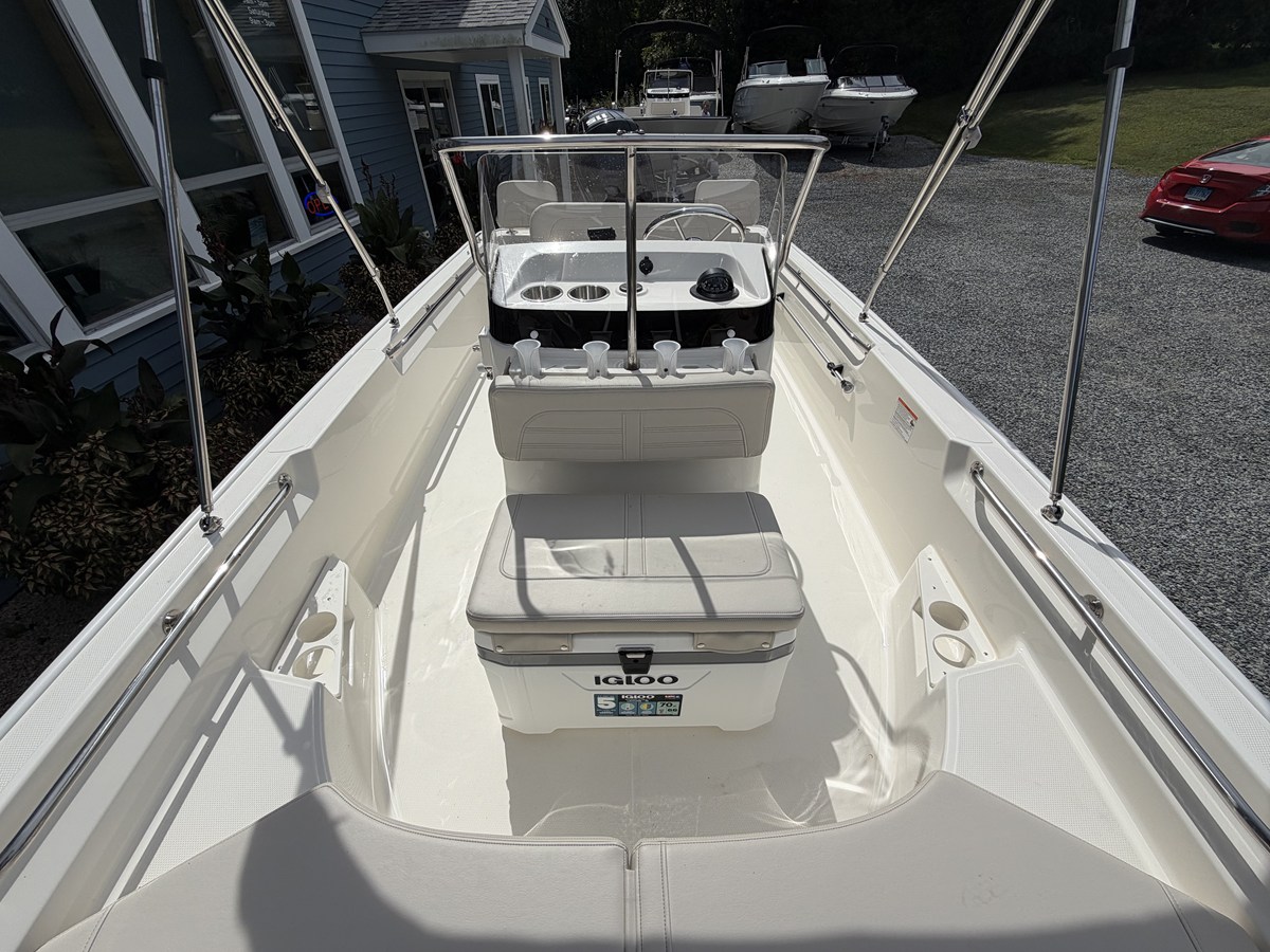 2027 Boston Whaler 170 Montauk 14