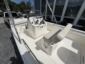 Boston Whaler 170 Montauk 4 2027 Boston Whaler 170 Montauk 5
