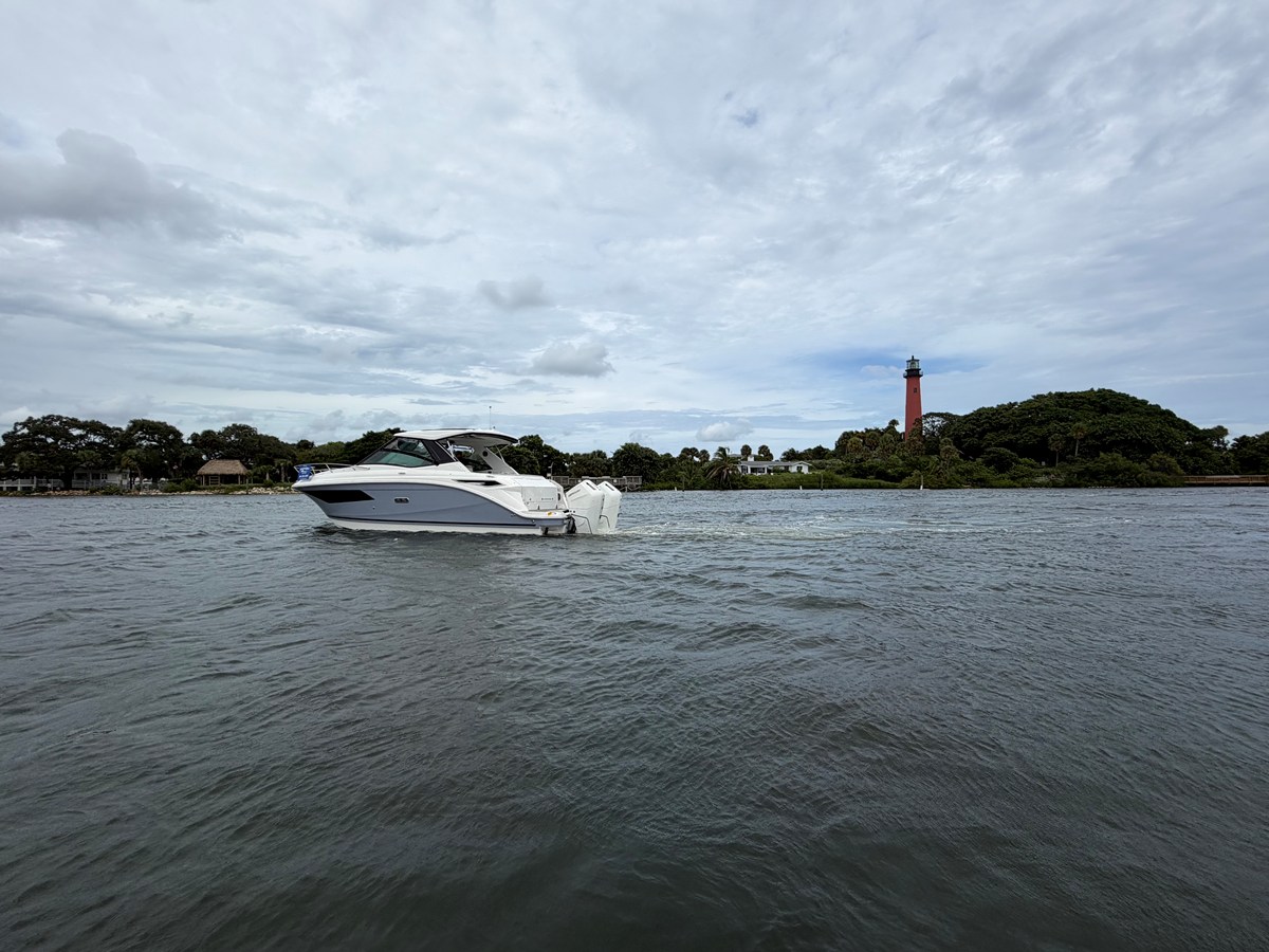 2027 Sea Ray Sundancer 320 Outboard 4