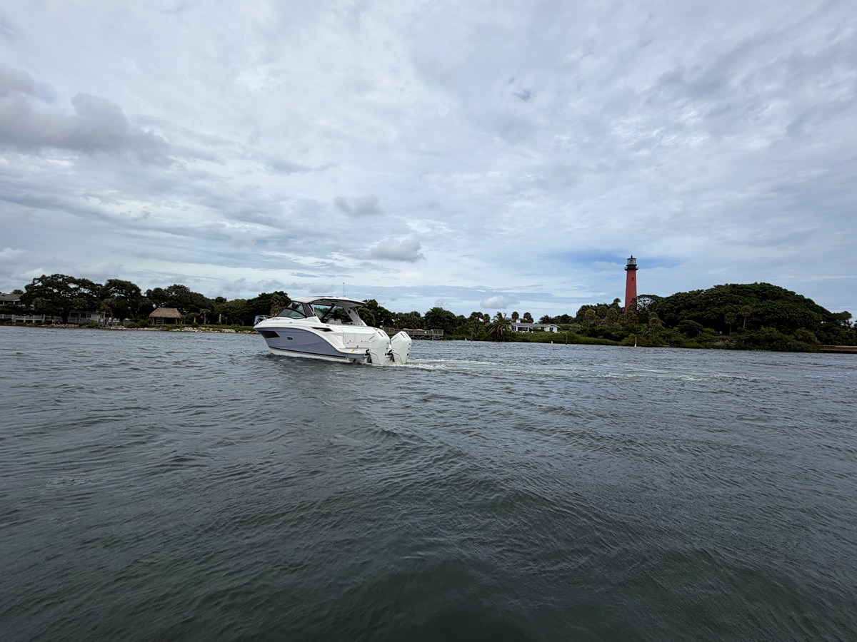 2027 Sea Ray Sundancer 320 Outboard 5