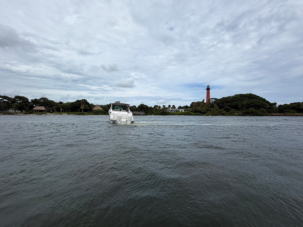 2027 Sea Ray Sundancer 320 Outboard 6