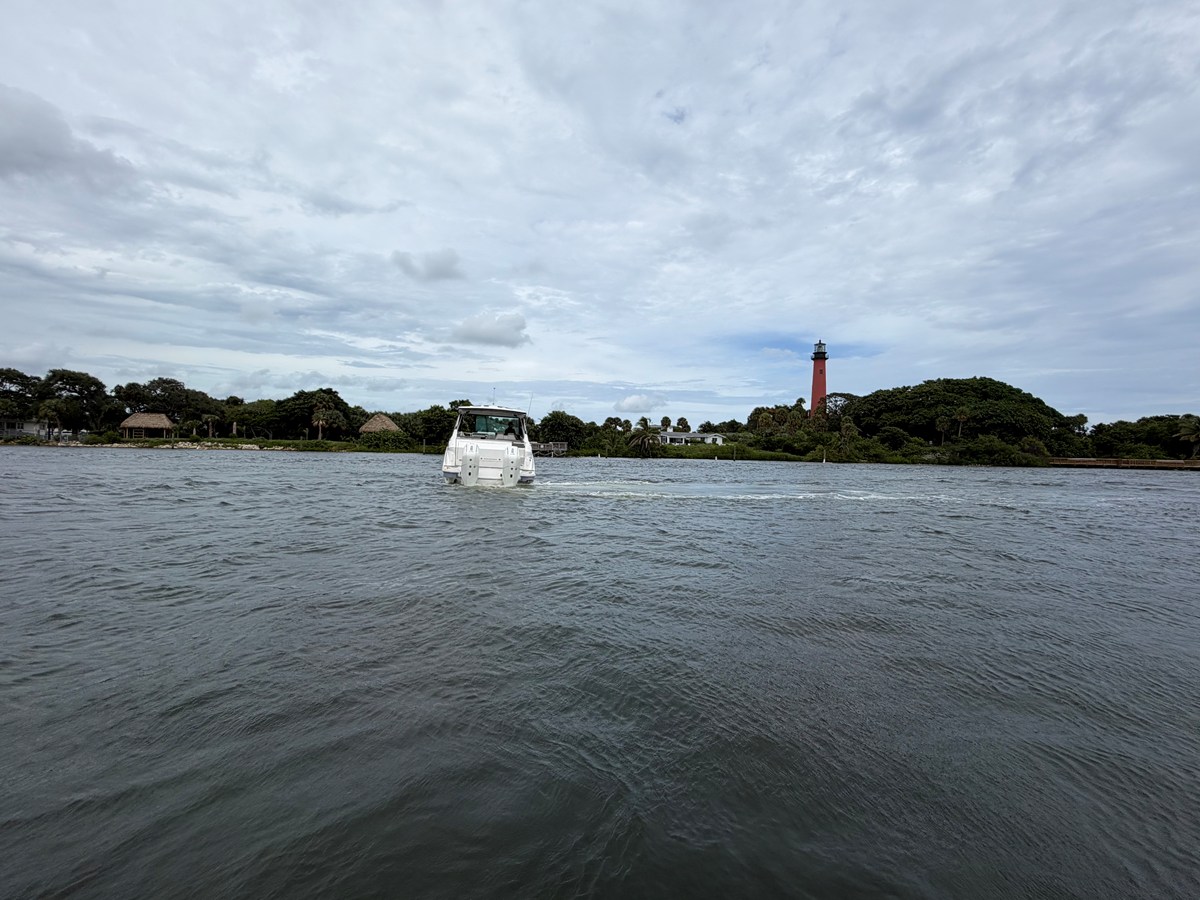 2027 Sea Ray Sundancer 320 Outboard 7