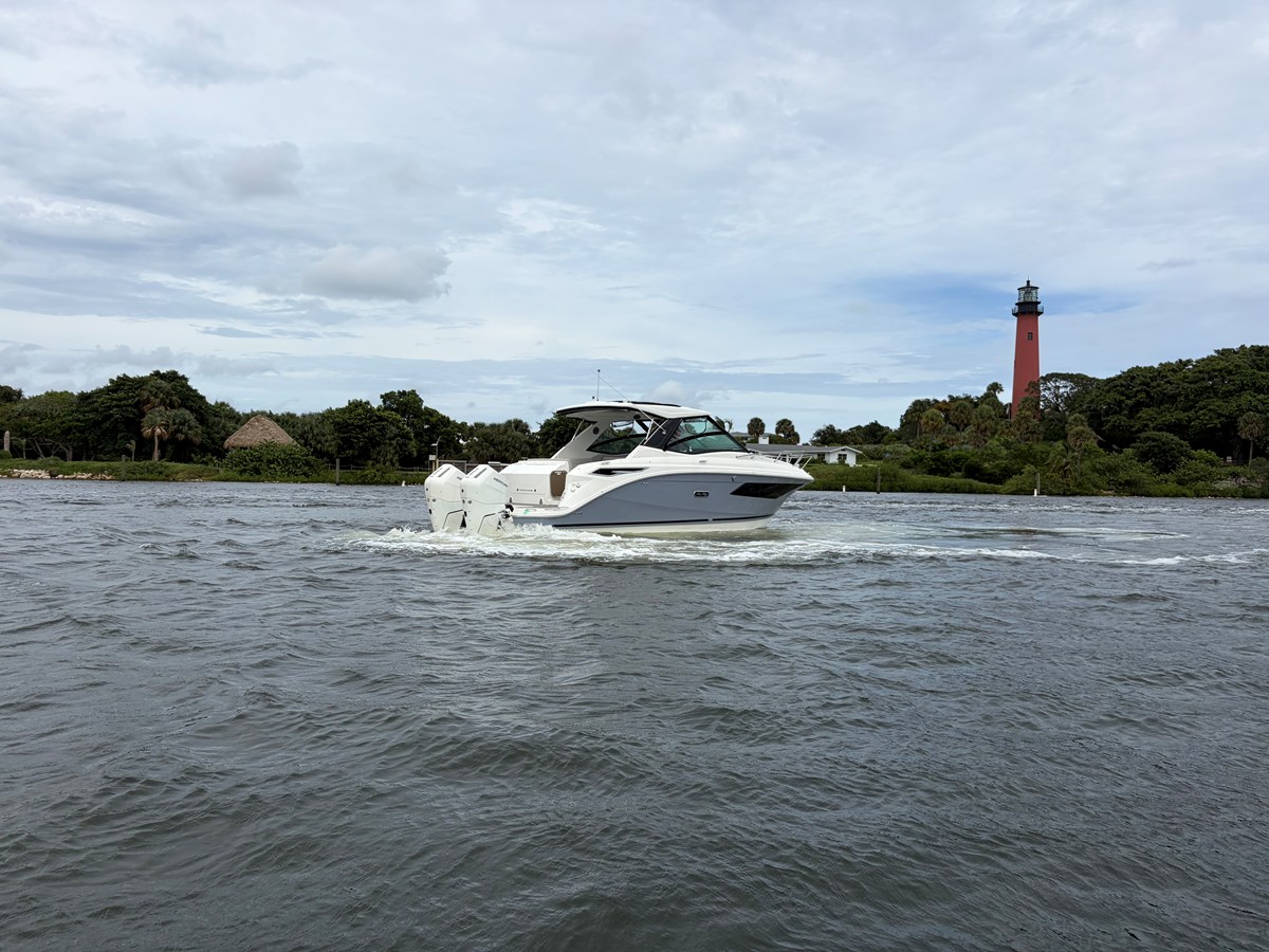 2027 Sea Ray Sundancer 320 Outboard 8