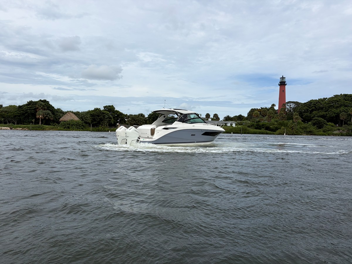 2027 Sea Ray Sundancer 320 Outboard 9