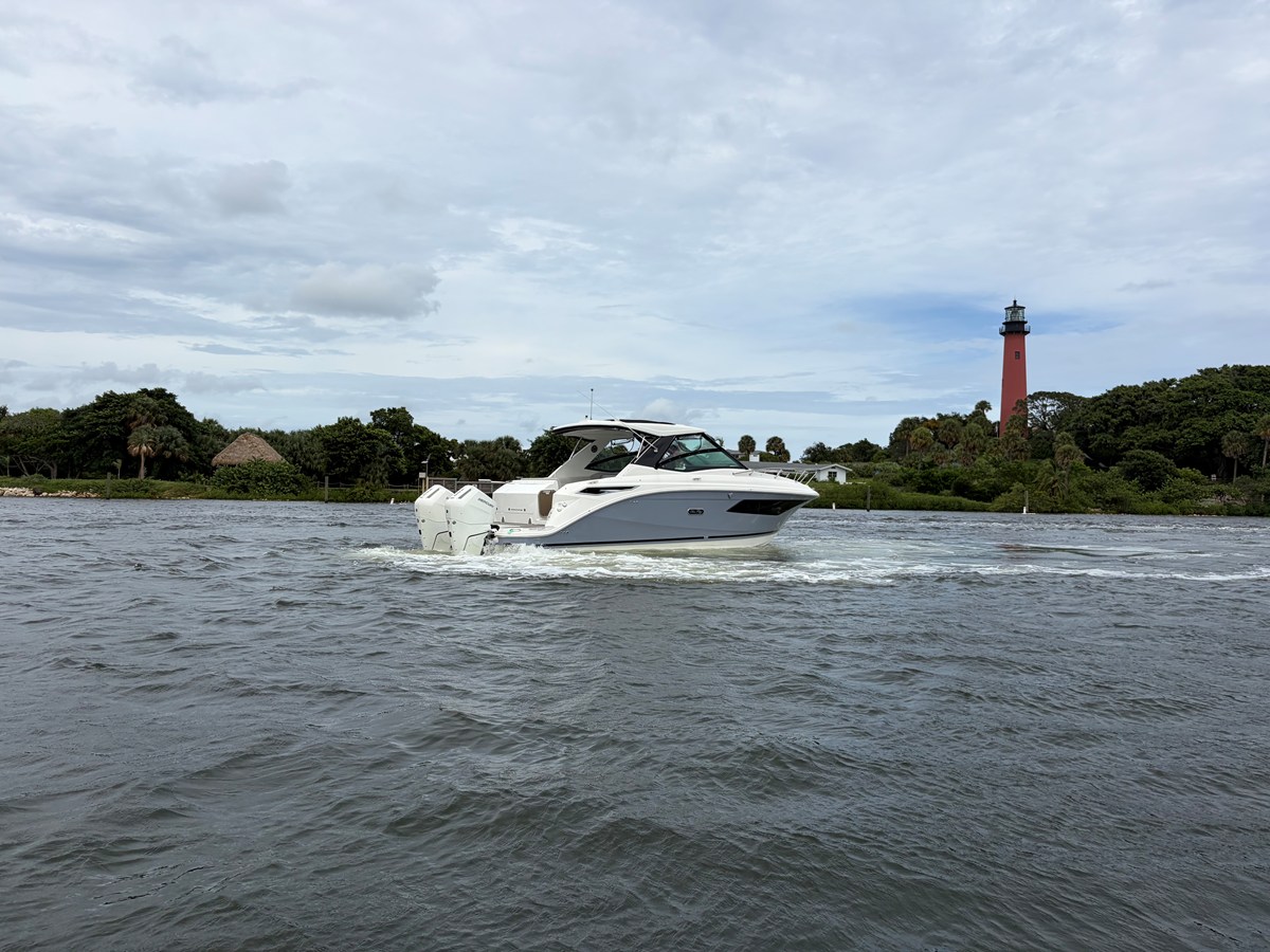 2027 Sea Ray Sundancer 320 Outboard 10