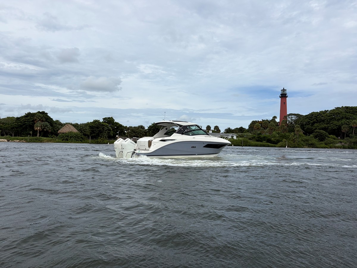 2027 Sea Ray Sundancer 320 Outboard 11