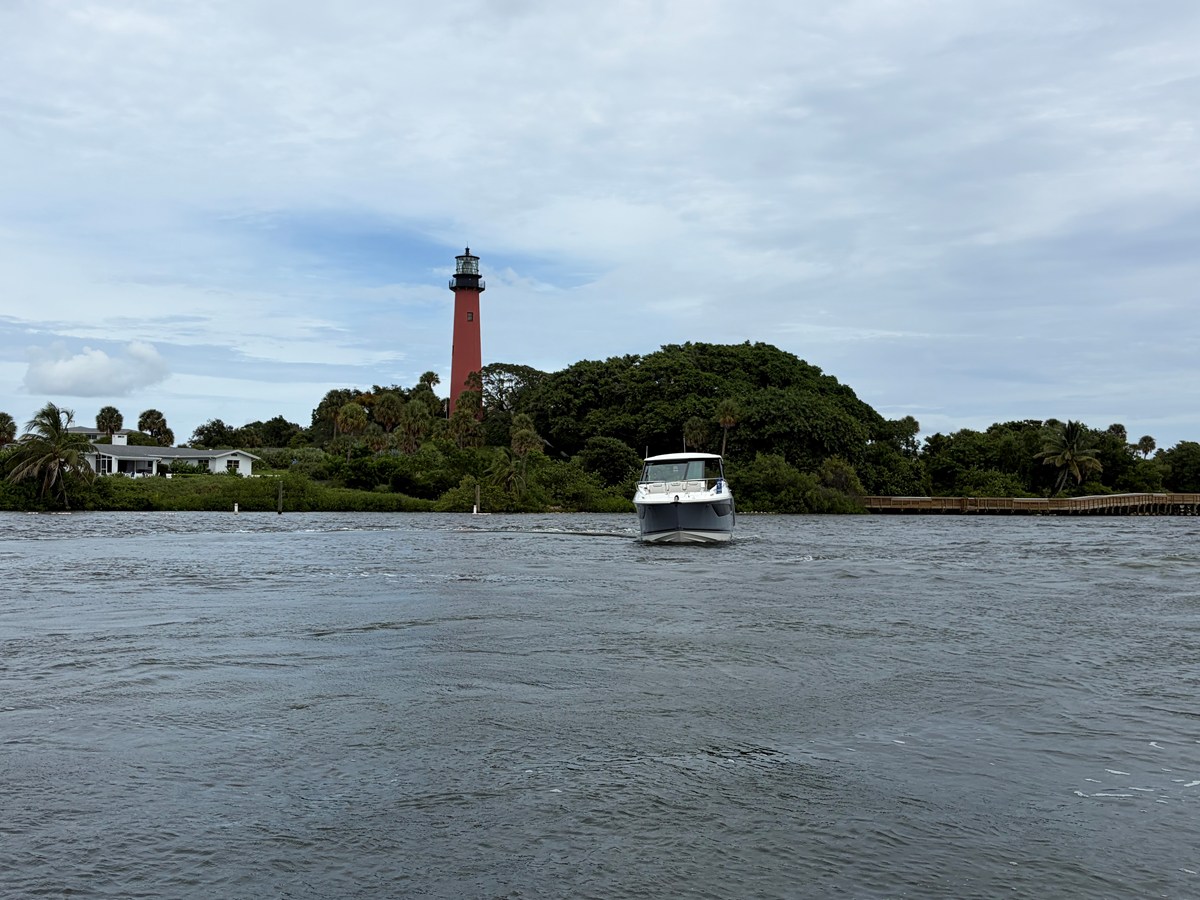 2027 Sea Ray Sundancer 320 Outboard 13