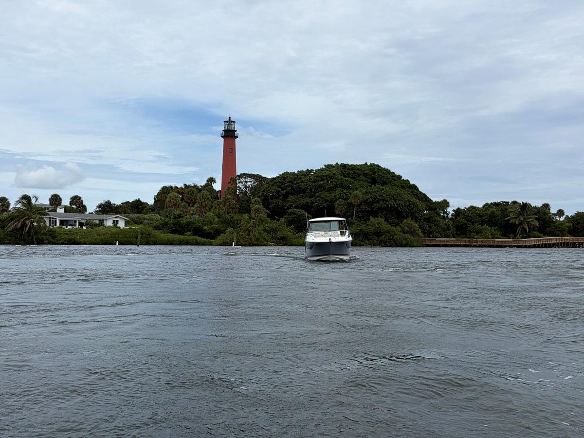 2027 Sea Ray Sundancer 320 Outboard 14