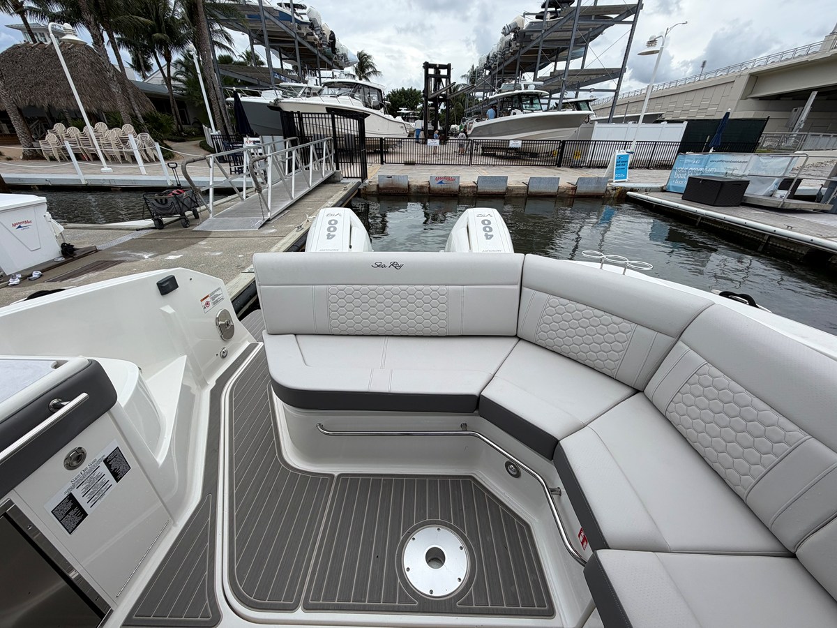 2027 Sea Ray Sundancer 320 Outboard 15
