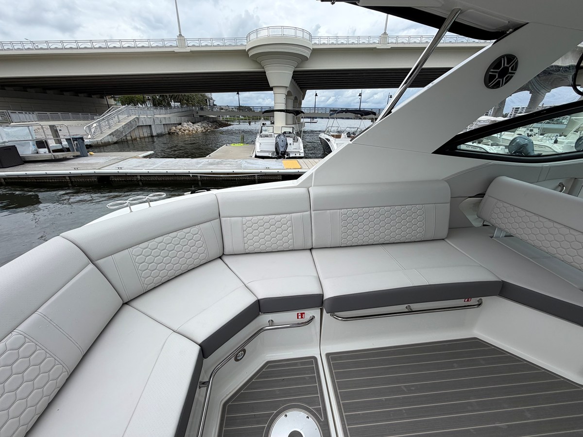 2027 Sea Ray Sundancer 320 Outboard 17