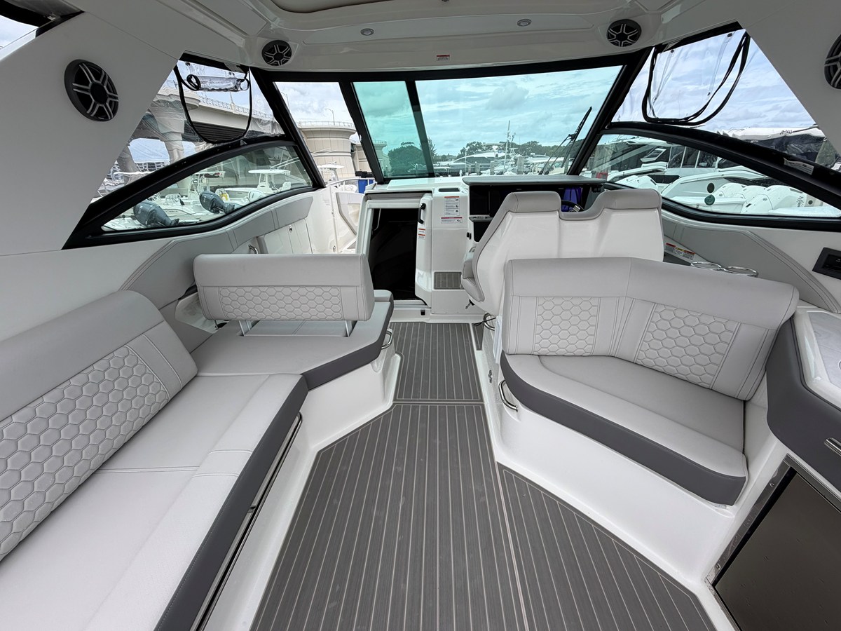 2027 Sea Ray Sundancer 320 Outboard 18