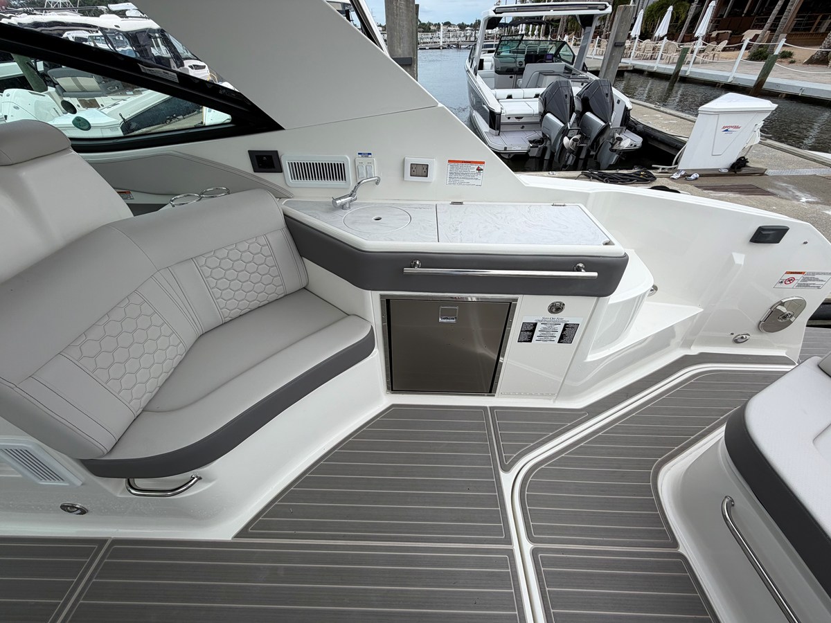 2027 Sea Ray Sundancer 320 Outboard 19