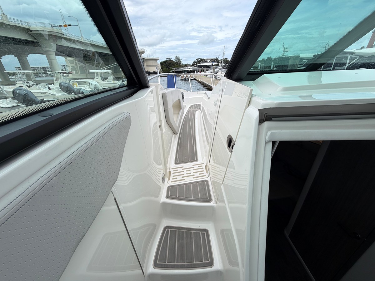 2027 Sea Ray Sundancer 320 Outboard 23