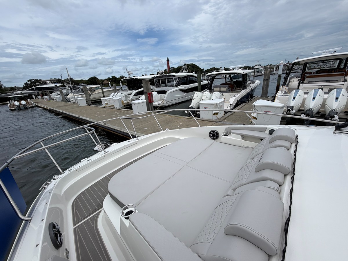 2027 Sea Ray Sundancer 320 Outboard 24