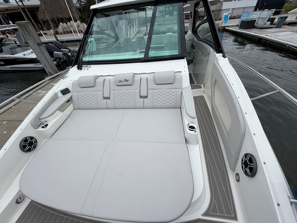 2027 Sea Ray Sundancer 320 Outboard 25
