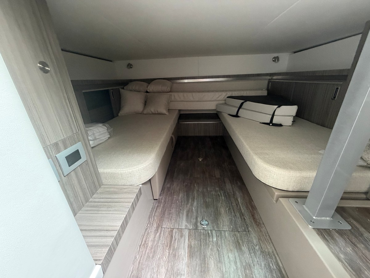 2027 Sea Ray Sundancer 320 Outboard 32