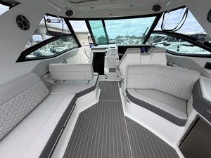 2027 Sea Ray Sundancer 320 Outboard 18