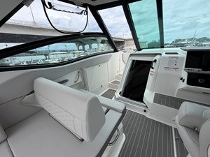 2027 Sea Ray Sundancer 320 Outboard 22