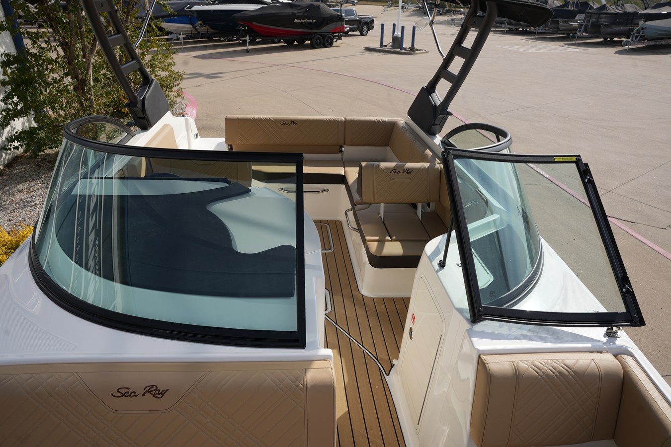 2026 Sea Ray SDX 230 32