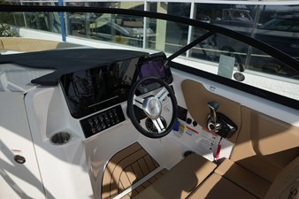 2026 Sea Ray SDX 230 17