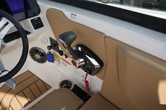 2026 Sea Ray SDX 230 19