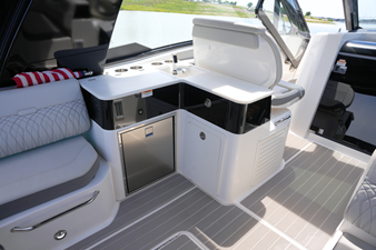 Sea Ray 370 SUNDANCER 10 2024 Sea Ray 370 SUNDANCER 11