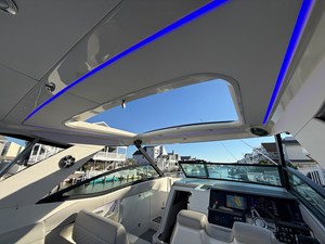 Sea Ray 320 SUNDANCER 36 2021 Sea Ray 320 SUNDANCER 37