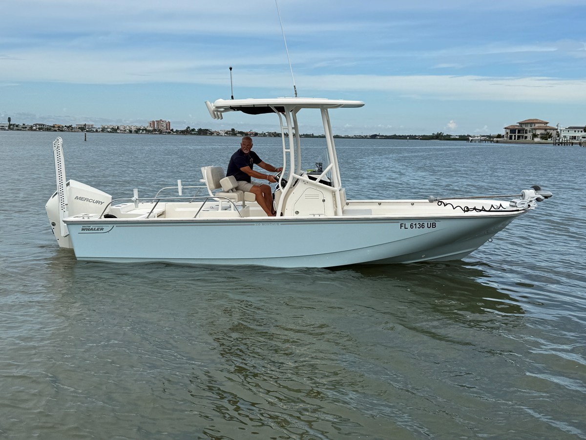 2025 Boston Whaler 210 MONTAUK 2