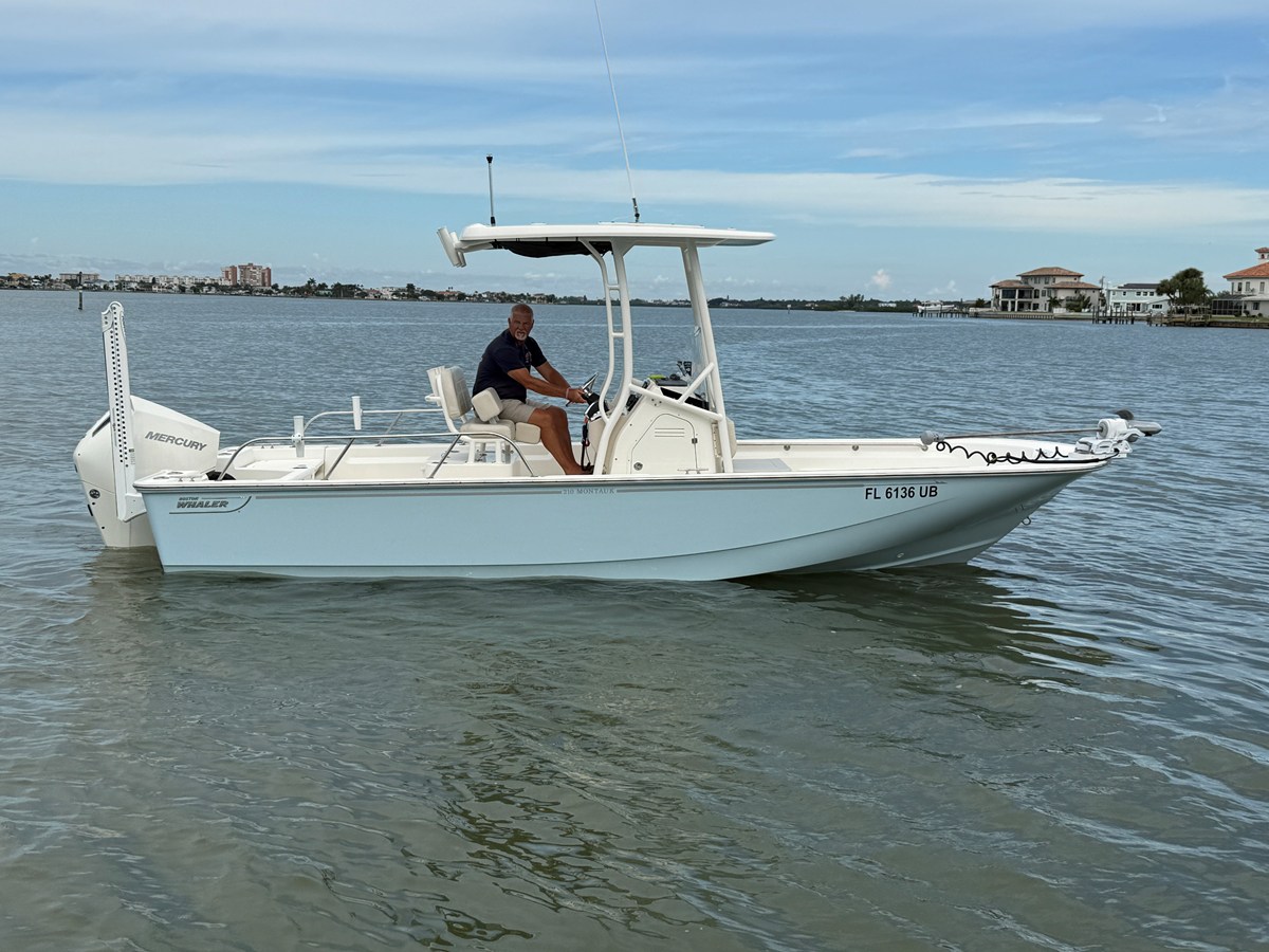 2025 Boston Whaler 210 MONTAUK 3