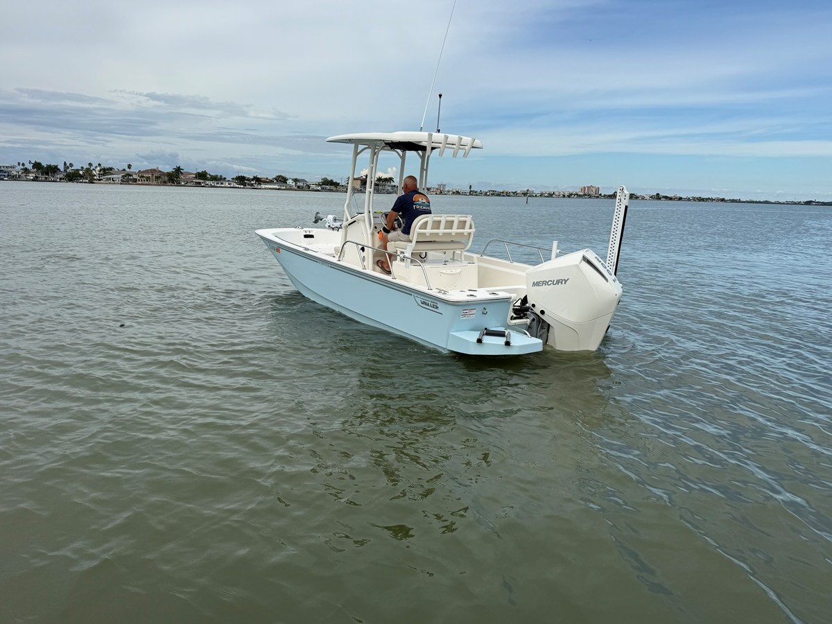 2025 Boston Whaler 210 MONTAUK 6