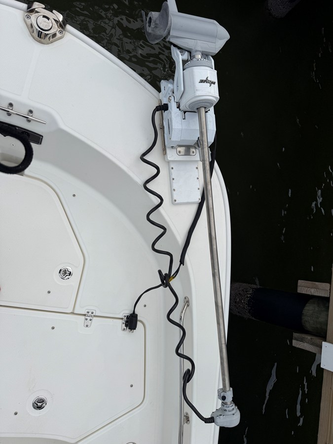 2025 Boston Whaler 210 MONTAUK 9