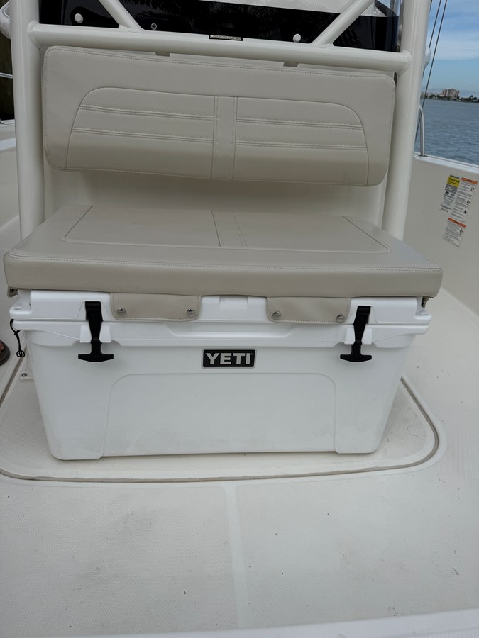 2025 Boston Whaler 210 MONTAUK 10
