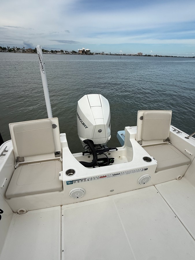 2025 Boston Whaler 210 MONTAUK 12