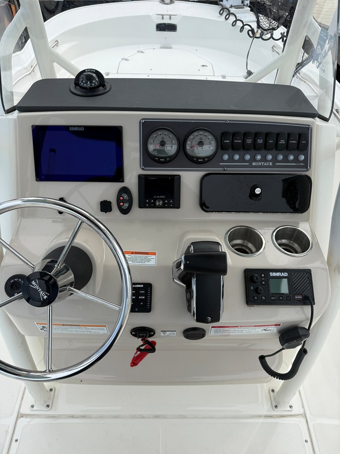 2025 Boston Whaler 210 MONTAUK 16