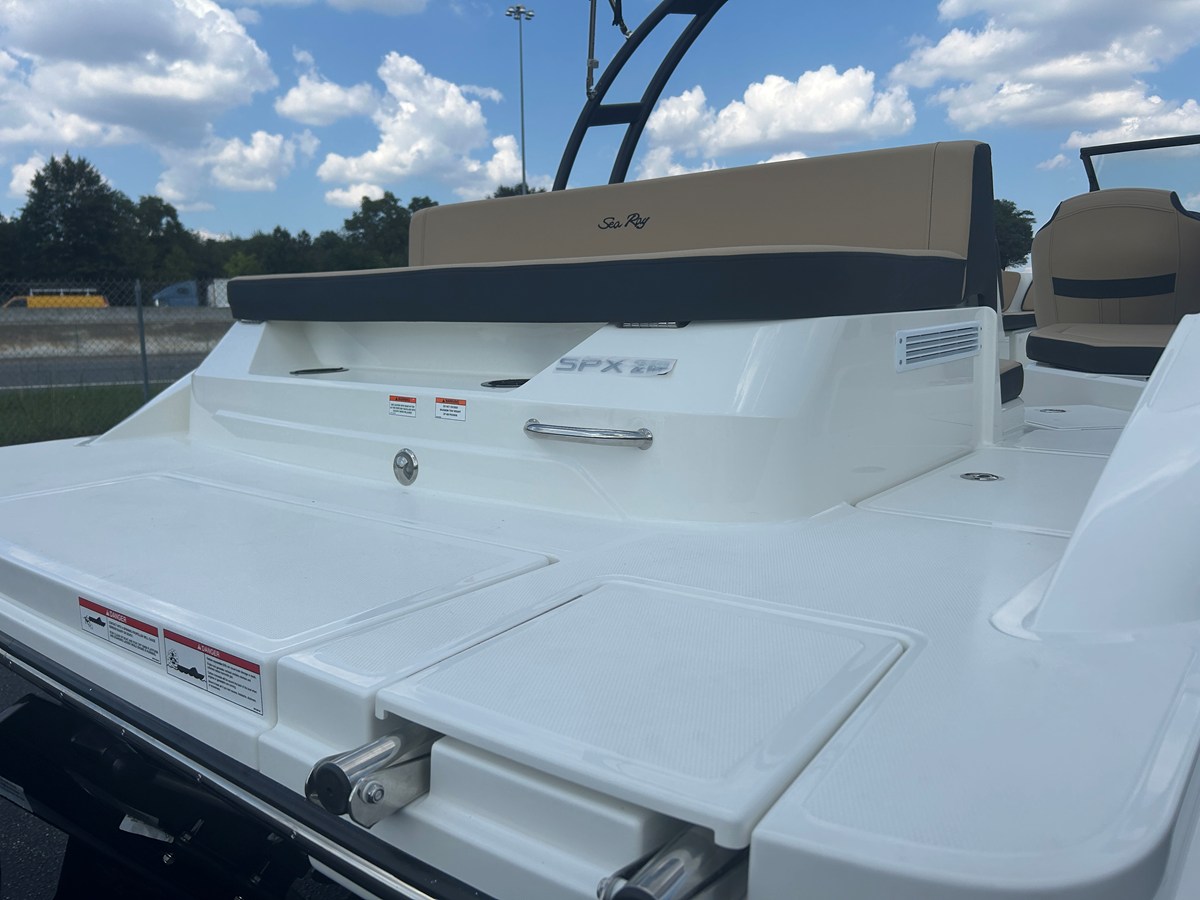 2027 Sea Ray SPX 210 6