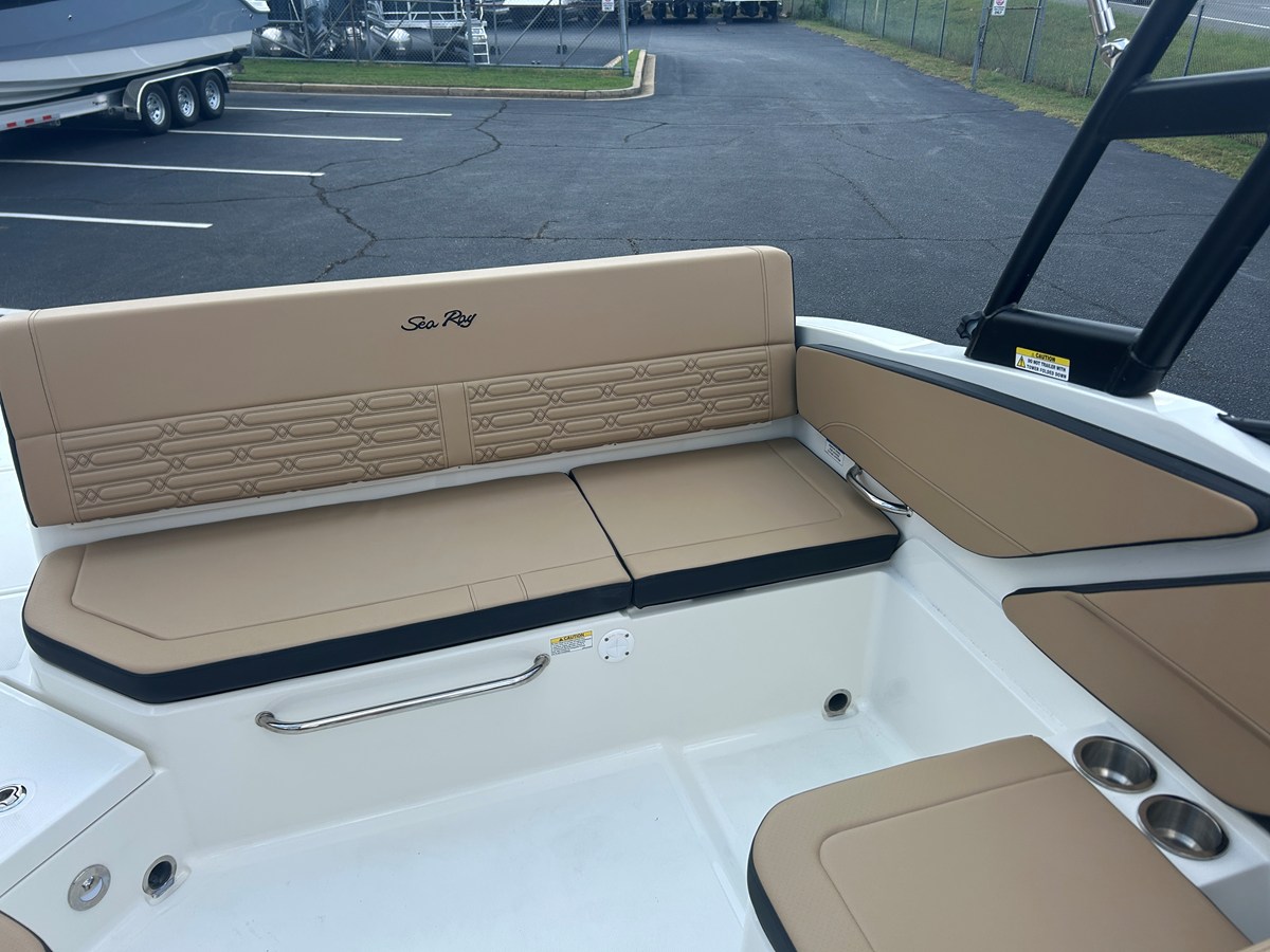 2027 Sea Ray SPX 210 11