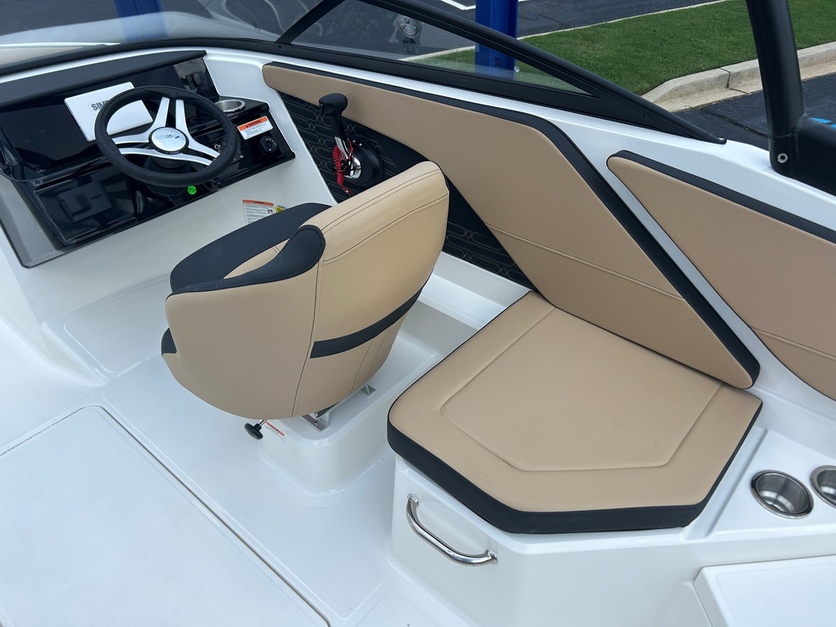 2027 Sea Ray SPX 210 19