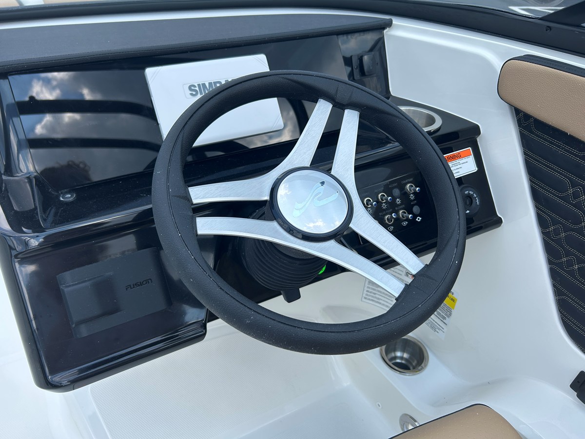 2027 Sea Ray SPX 210 23