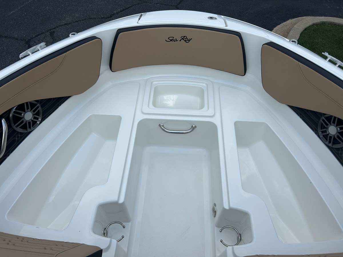 2027 Sea Ray SPX 210 29