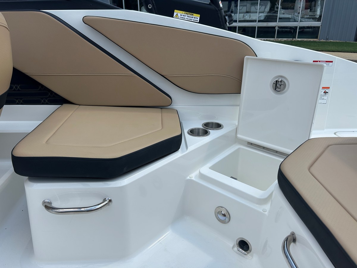 2027 Sea Ray SPX 210 35