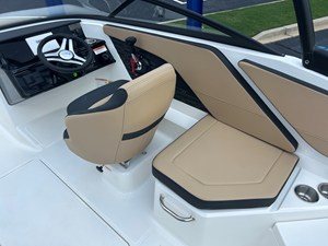 2027 Sea Ray SPX 210 19