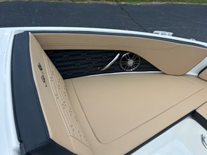 2027 Sea Ray SPX 210 27