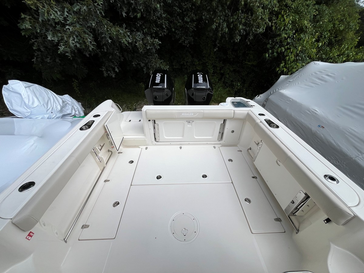 2027 Boston Whaler 285 Conquest 3