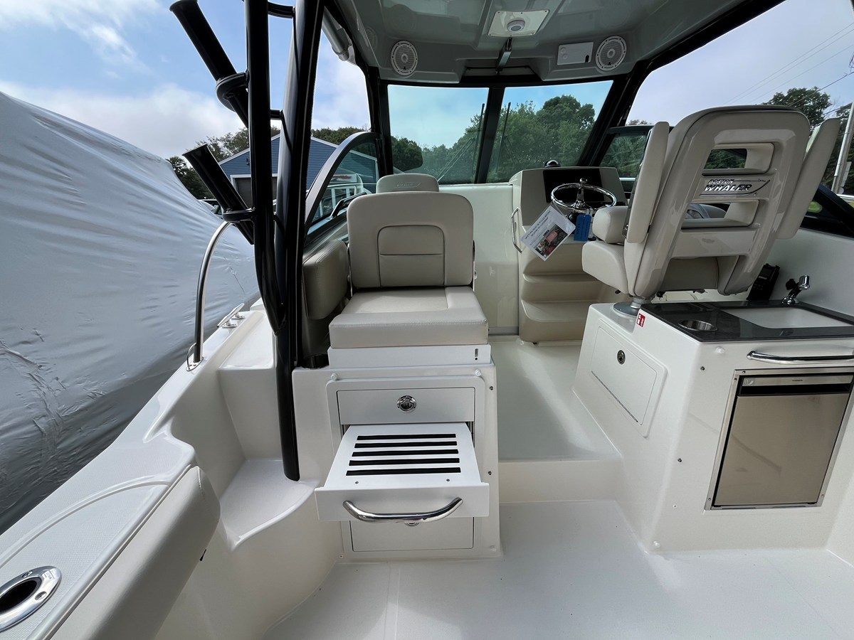 2027 Boston Whaler 285 Conquest 8