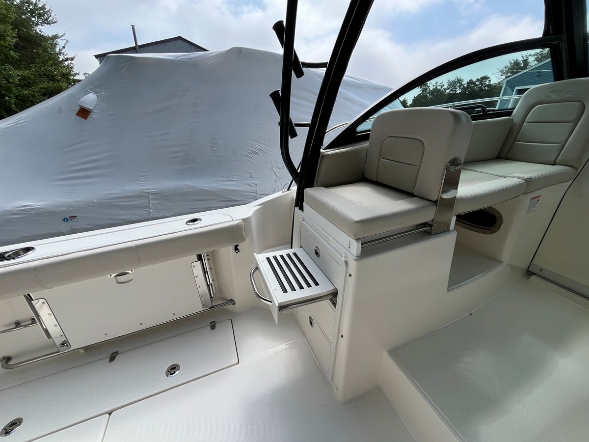 2027 Boston Whaler 285 Conquest 9