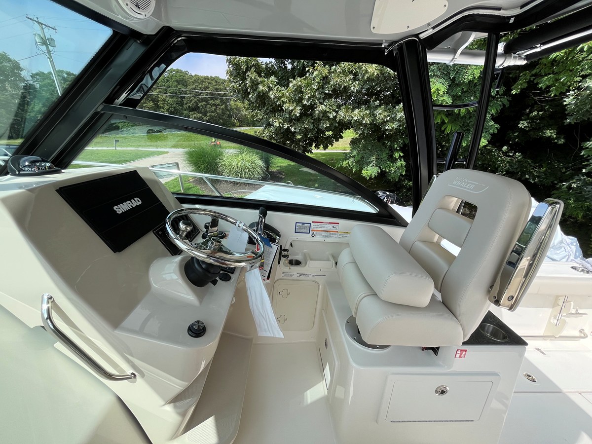 2027 Boston Whaler 285 Conquest 16