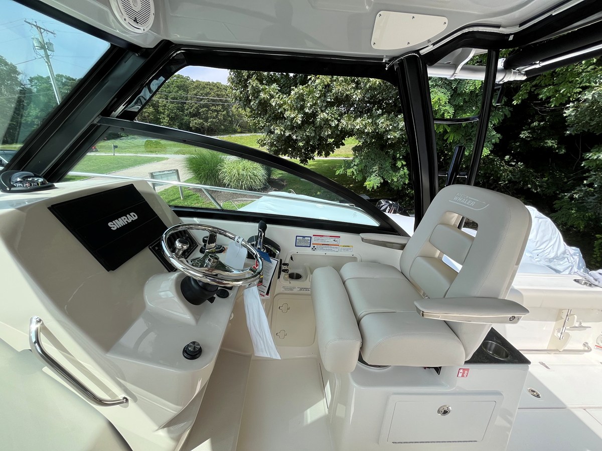 2027 Boston Whaler 285 Conquest 17