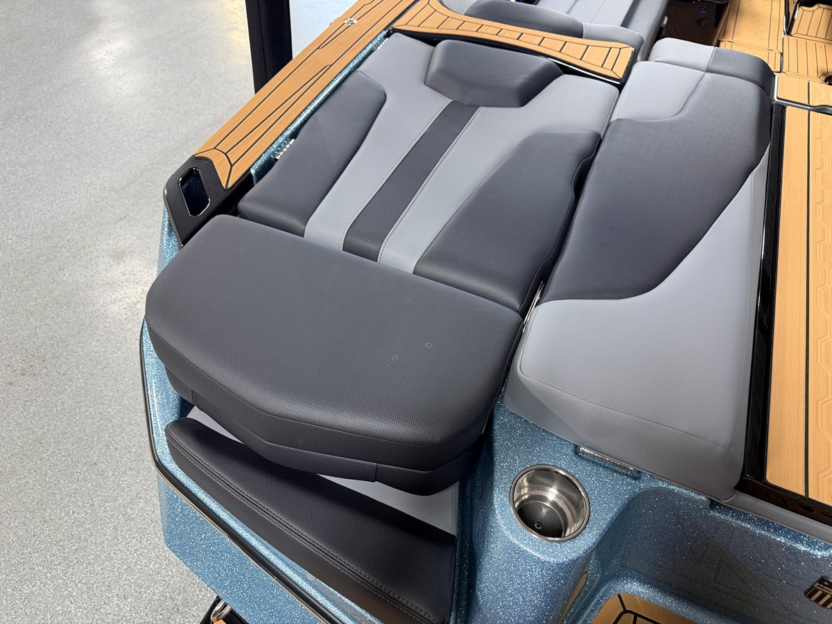 2027 Mastercraft XT23 13